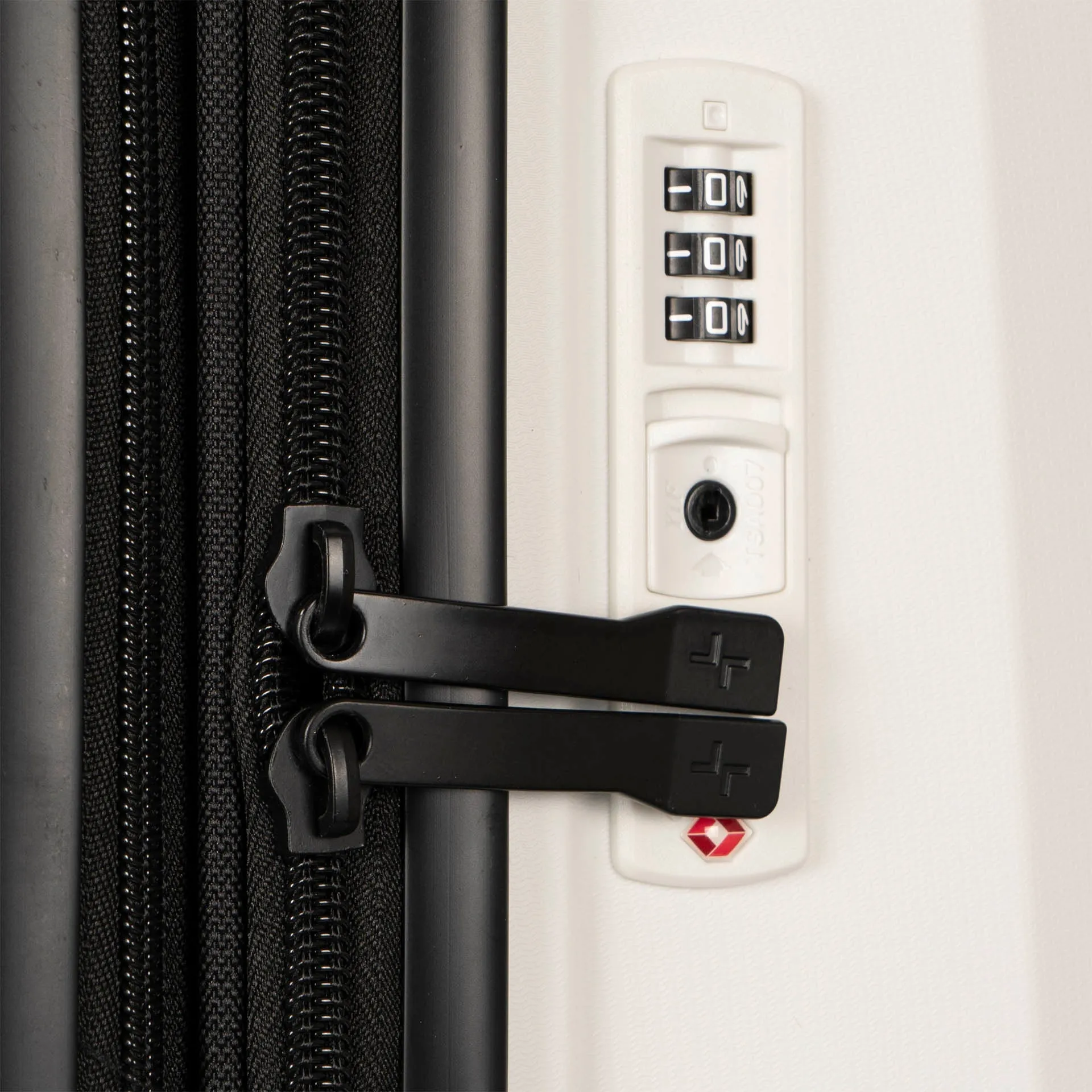 Dynamo Hardside 31 Luggage